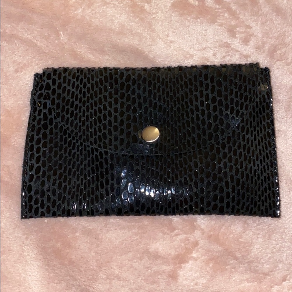 BLACK CROSSBODY WALLET